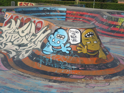 833021 Afbeelding van graffiti met o.a. twee pratende WTIP's met de tekst SQUIRT ME BEK VOL op de skatebaan in het ...